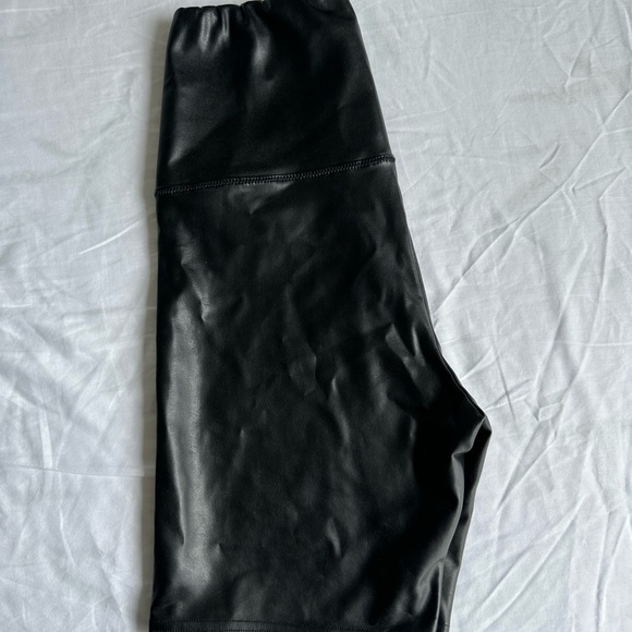 Aritzia | Wilfred Free Daria Bike Short - Picture 5 of 5